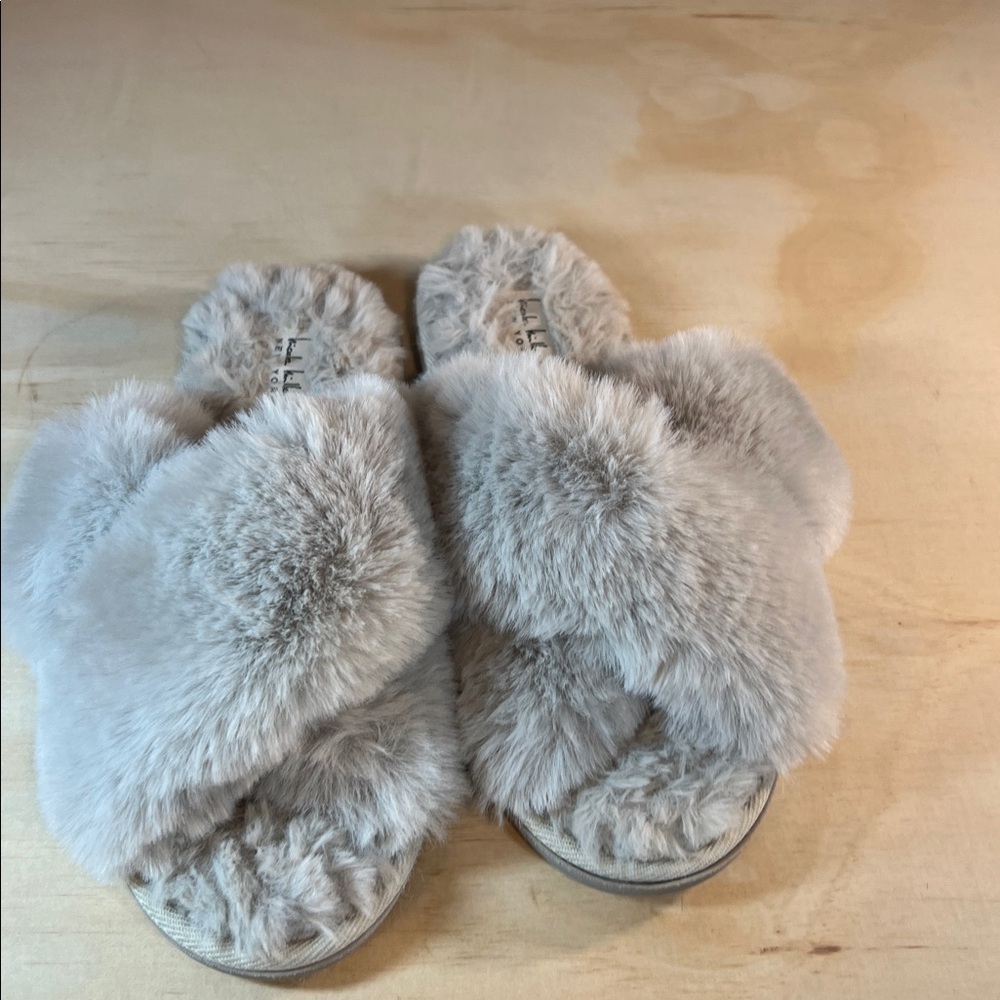 Nicole miller Fuzzy Gray Slippers Sz 6.5 to 7.5